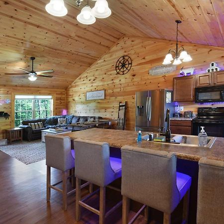 Enchanted Forest Cabin And Teepee! Lights & Laser Show! Private Hot Tub! Unique Stay! Sevierville Exterior photo