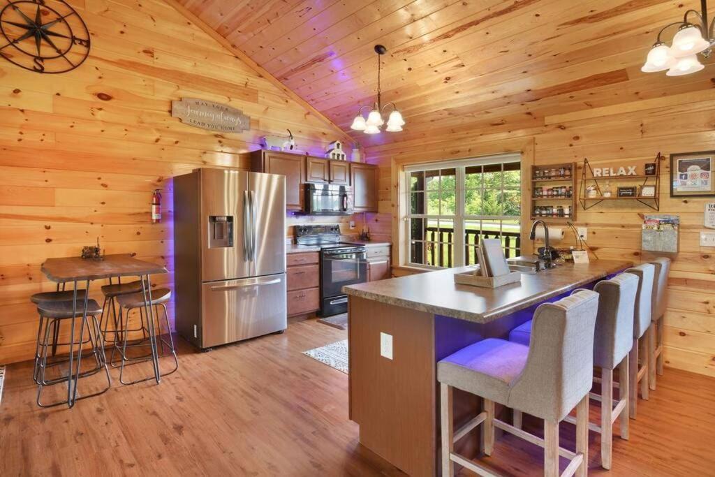 Enchanted Forest Cabin And Teepee! Lights & Laser Show! Private Hot Tub! Unique Stay! Sevierville Exterior photo