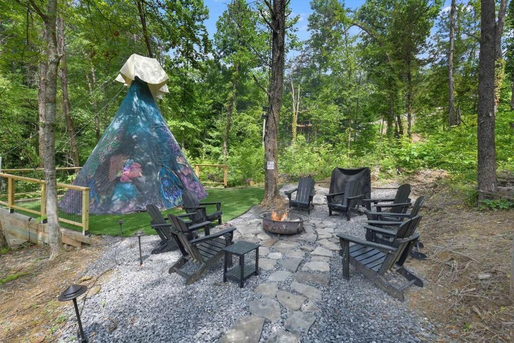 Enchanted Forest Cabin And Teepee! Lights & Laser Show! Private Hot Tub! Unique Stay! Sevierville Exterior photo