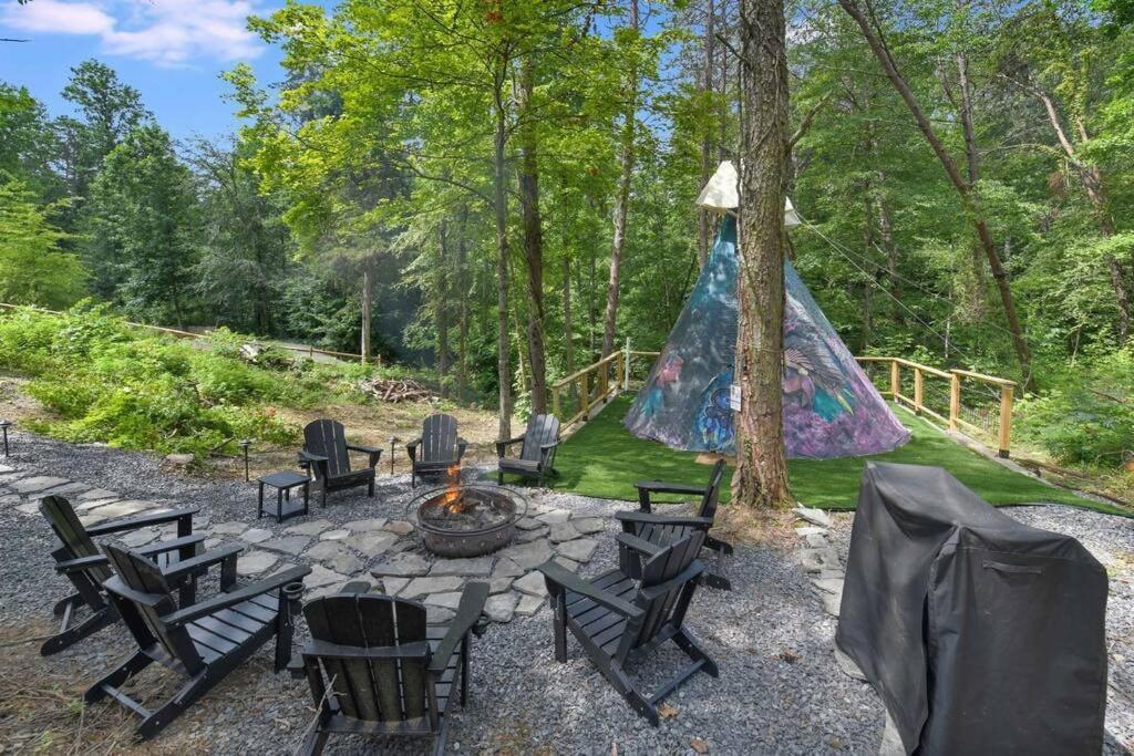 Enchanted Forest Cabin And Teepee! Lights & Laser Show! Private Hot Tub! Unique Stay! Sevierville Exterior photo