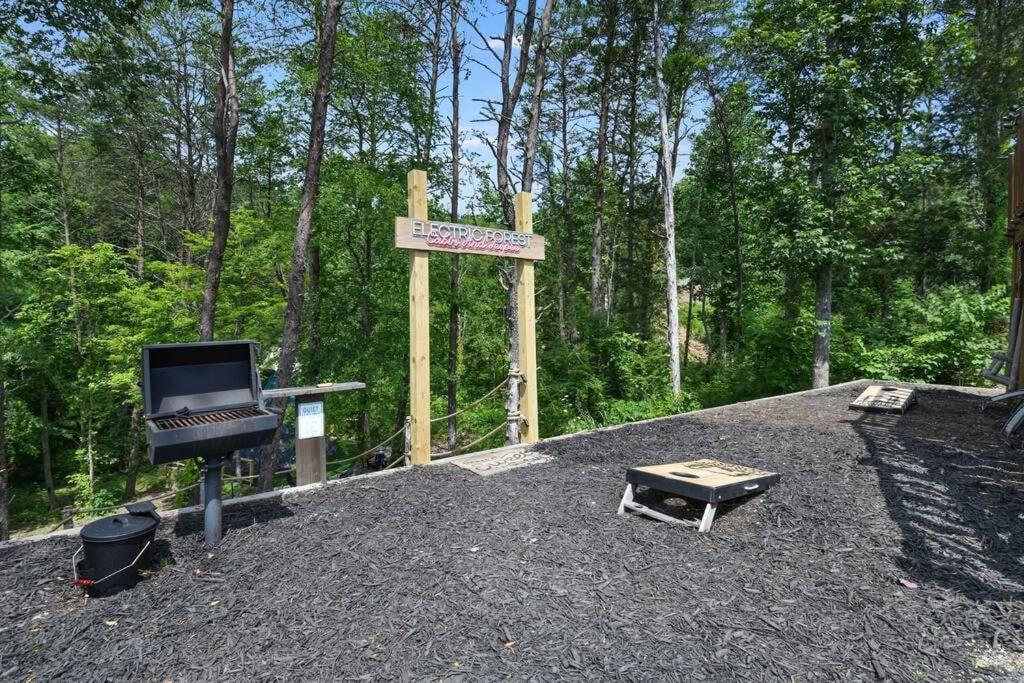 Enchanted Forest Cabin And Teepee! Lights & Laser Show! Private Hot Tub! Unique Stay! Sevierville Exterior photo