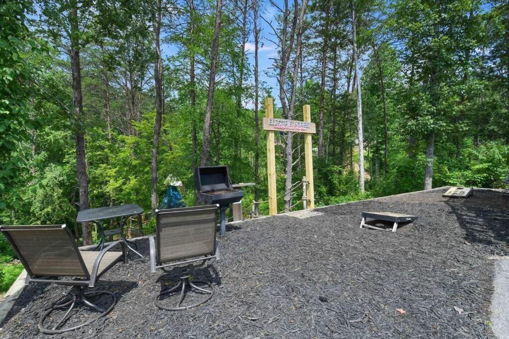 Enchanted Forest Cabin And Teepee! Lights & Laser Show! Private Hot Tub! Unique Stay! Sevierville Exterior photo