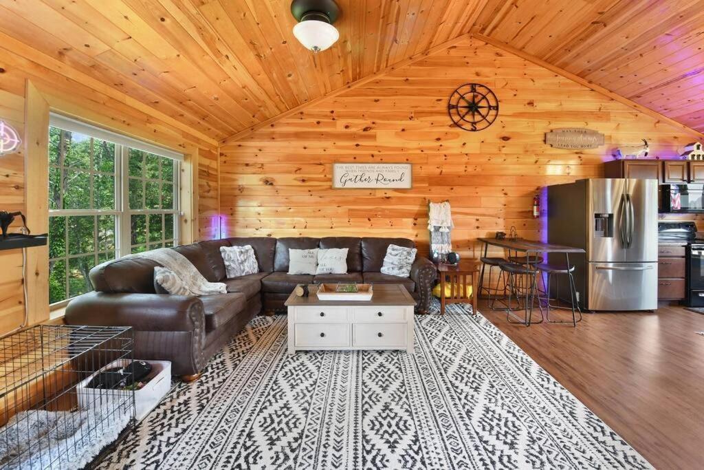 Enchanted Forest Cabin And Teepee! Lights & Laser Show! Private Hot Tub! Unique Stay! Sevierville Exterior photo