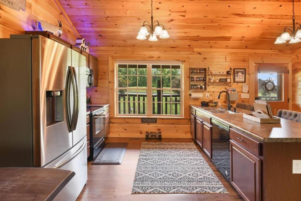 Enchanted Forest Cabin And Teepee! Lights & Laser Show! Private Hot Tub! Unique Stay! Sevierville Exterior photo