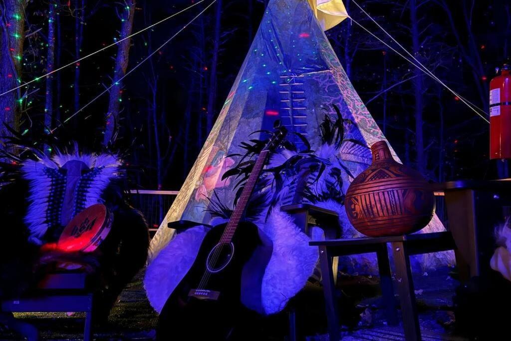 Enchanted Forest Cabin And Teepee! Lights & Laser Show! Private Hot Tub! Unique Stay! Sevierville Exterior photo