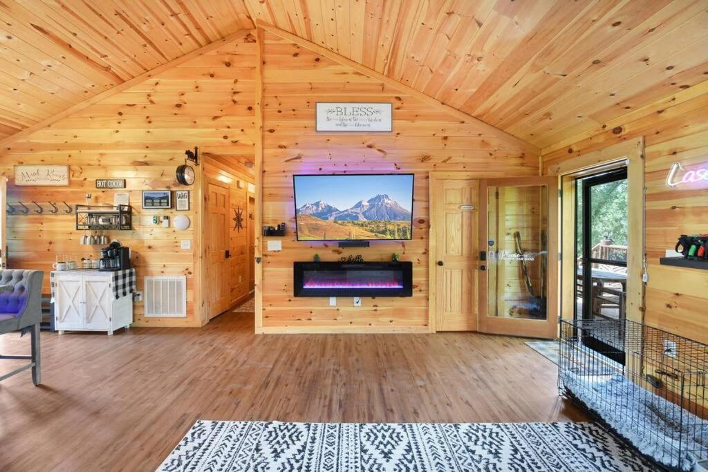 Enchanted Forest Cabin And Teepee! Lights & Laser Show! Private Hot Tub! Unique Stay! Sevierville Exterior photo
