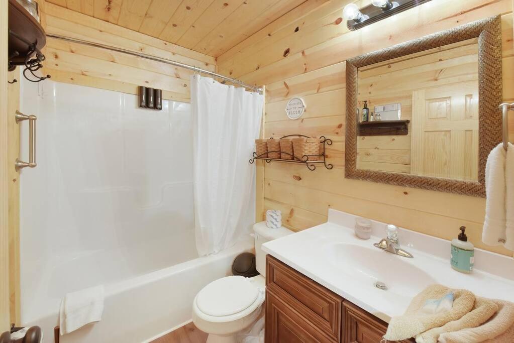 Enchanted Forest Cabin And Teepee! Lights & Laser Show! Private Hot Tub! Unique Stay! Sevierville Exterior photo