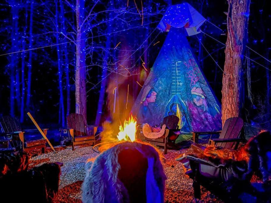 Enchanted Forest Cabin And Teepee! Lights & Laser Show! Private Hot Tub! Unique Stay! Sevierville Exterior photo