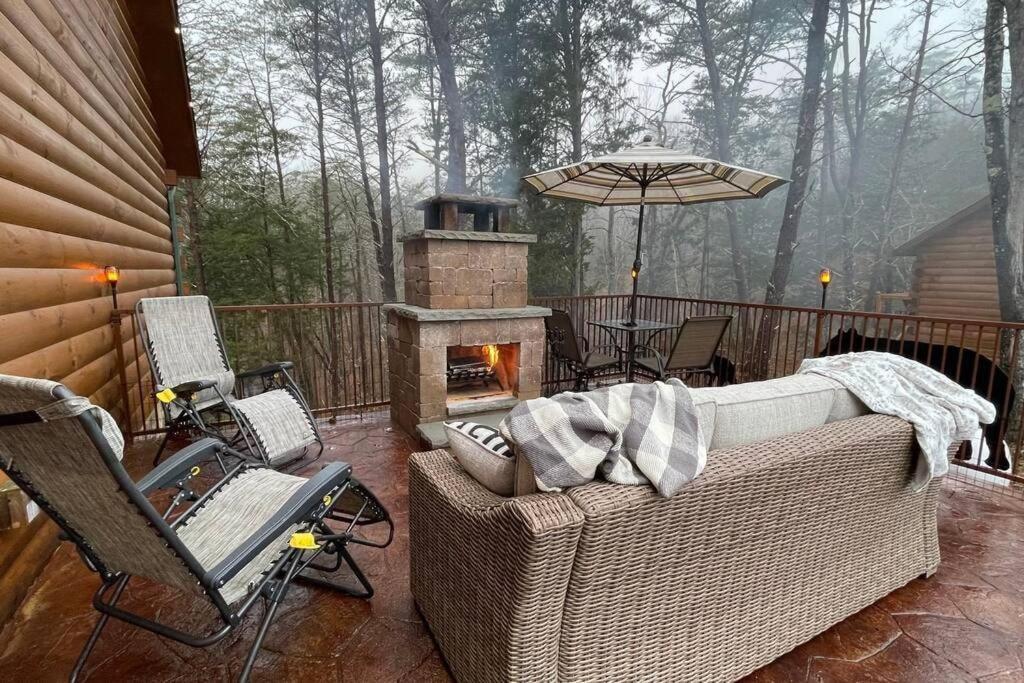 Enchanted Forest Cabin And Teepee! Lights & Laser Show! Private Hot Tub! Unique Stay! Sevierville Exterior photo