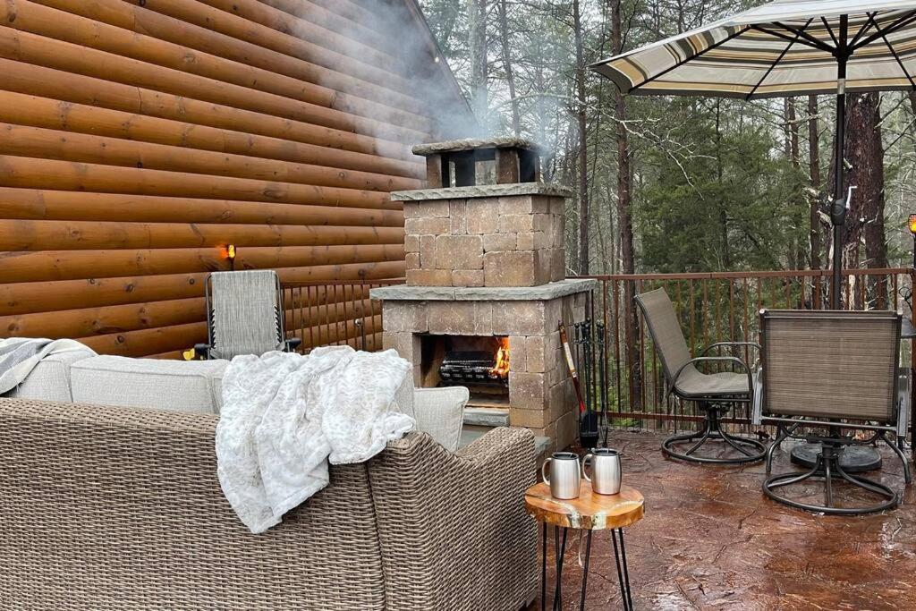 Enchanted Forest Cabin And Teepee! Lights & Laser Show! Private Hot Tub! Unique Stay! Sevierville Exterior photo