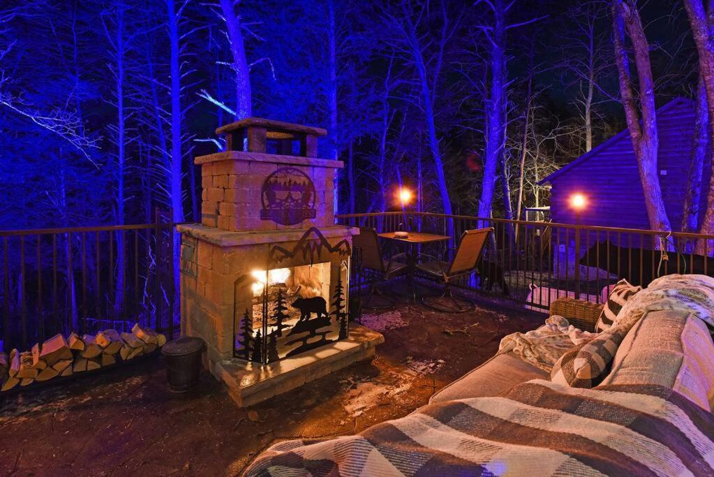 Enchanted Forest Cabin And Teepee! Lights & Laser Show! Private Hot Tub! Unique Stay! Sevierville Exterior photo