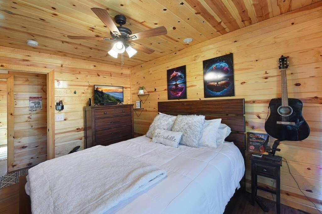 Enchanted Forest Cabin And Teepee! Lights & Laser Show! Private Hot Tub! Unique Stay! Sevierville Exterior photo