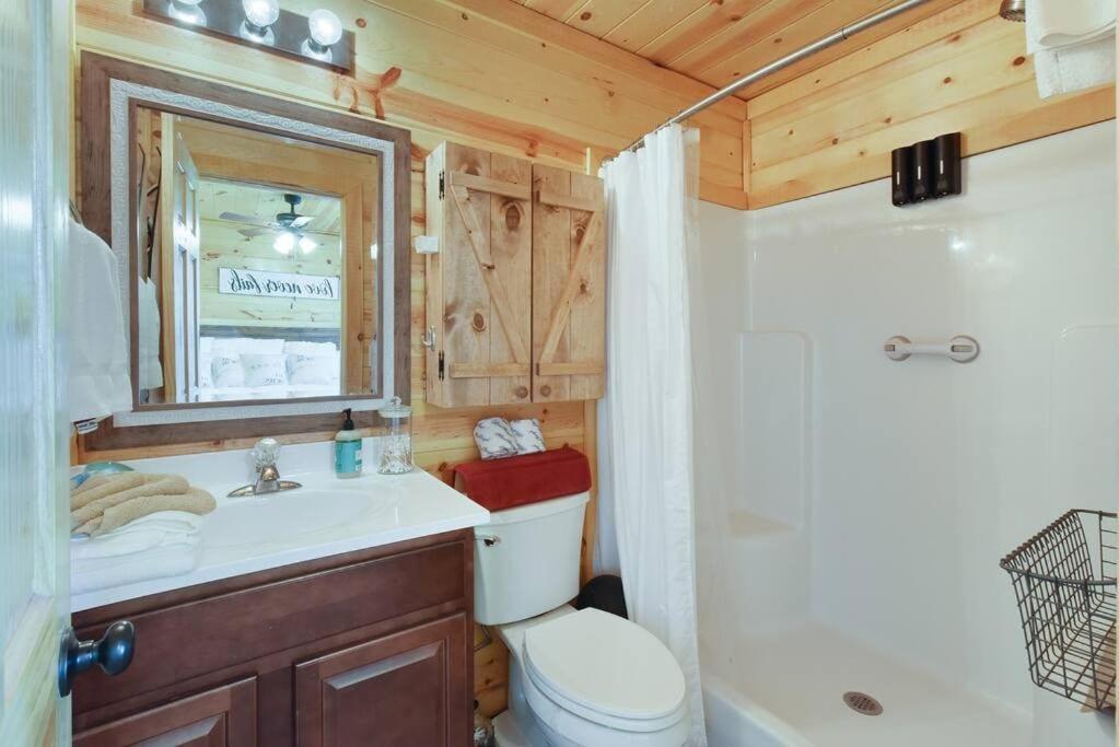Enchanted Forest Cabin And Teepee! Lights & Laser Show! Private Hot Tub! Unique Stay! Sevierville Exterior photo
