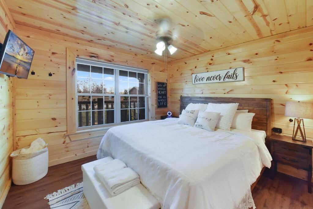 Enchanted Forest Cabin And Teepee! Lights & Laser Show! Private Hot Tub! Unique Stay! Sevierville Exterior photo