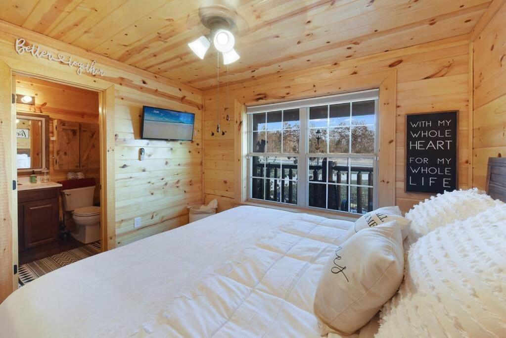 Enchanted Forest Cabin And Teepee! Lights & Laser Show! Private Hot Tub! Unique Stay! Sevierville Exterior photo