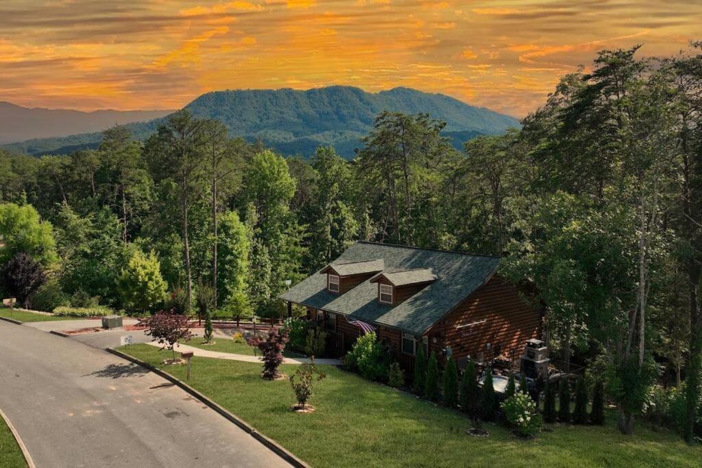 Enchanted Forest Cabin And Teepee! Lights & Laser Show! Private Hot Tub! Unique Stay! Sevierville Exterior photo